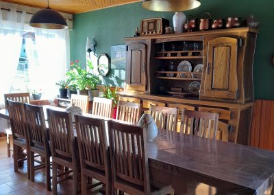 La chouette des Malcostes, la salle à manger pouvant accueillir juqu'à 12 personnes, maison située dans les Vosges proposant des chambres d'hôtes durant l'hiver, l'été, le printemps et l'automne